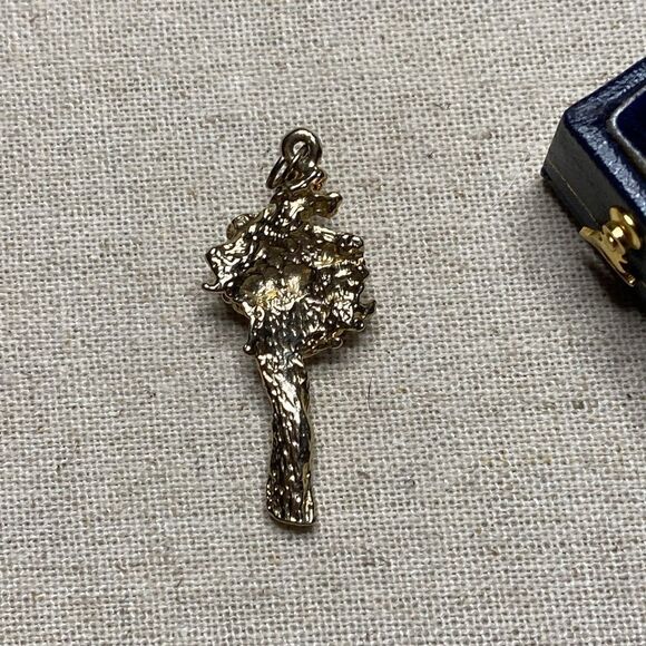 💛 Yellow Gold Plated Bouquet Of Roses Pendant - Picture 2 of 3